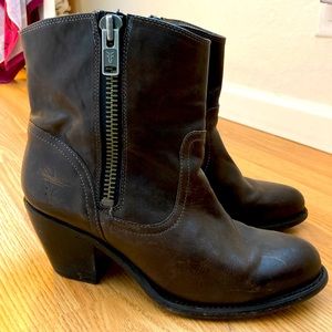 Frye side zip ankle boots “Leslie”